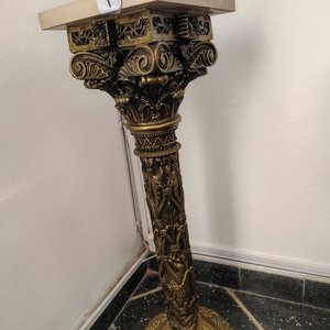 Pedestal Clásico Dorado con Detalle en Mármol - imagen 4