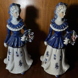 Lote anterior: 2 figuras en porcelana estilo sevres floristas (medidas 22 cm cada una)