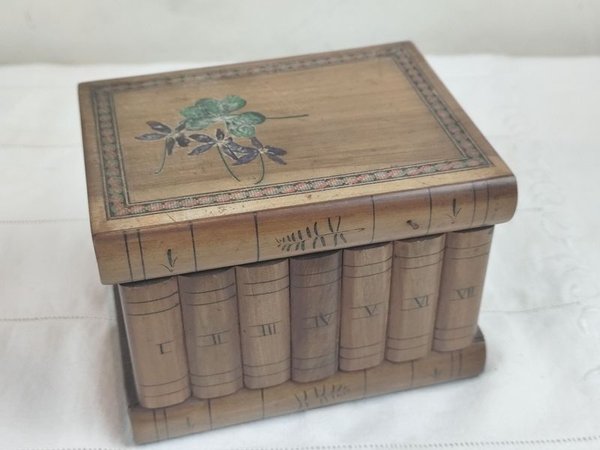 Caja de madera con diseño de libros - imagen 2
