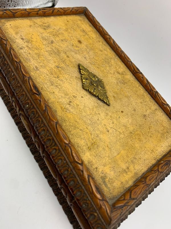 Antigua caja de madera con detalles decorativos - imagen 2