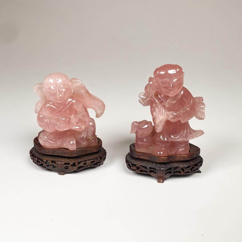 Par de Figuras de Cuarzo Rosa con Bases de Madera