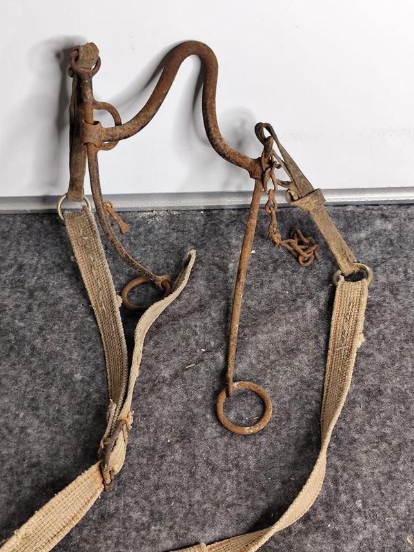 Freno Antiguo de Metal con Tiras de Tela para Decoración o Colección - imagen 1