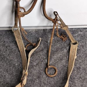 Lote anterior: Freno Antiguo de Metal con Tiras de Tela para Decoración o Colección