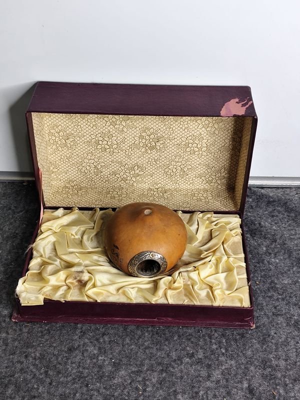 Antiguo Mate Galleta "Sara" con Virola de Plata y Apliques de Oro en Caja Original