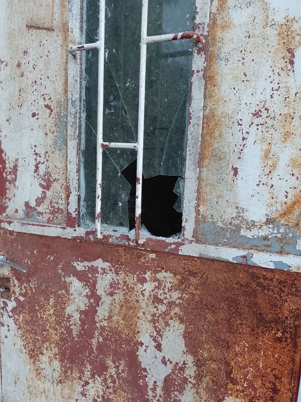 Puerta de chapa doble con marco y cerradura en mal estado - imagen 2