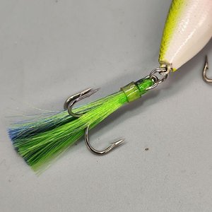 Señuelo de Pesca Popper Verde y Amarillo con 2 Anzuelos Triples - imagen 7