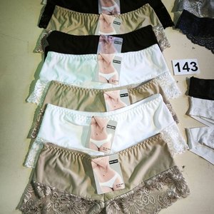 Lote de Ropa Interior Femenina: Culotes y Tangas de Encaje - imagen 2