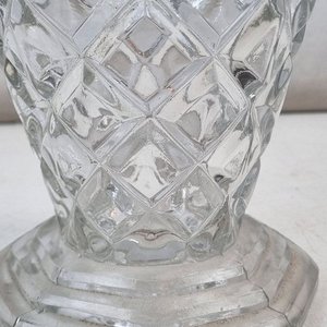 L 070 - Atractivo jarrón de cristal con delicados tallados ornamentales y borde ondulado (19 cm de altura) - imagen 2