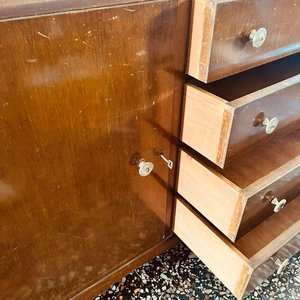 Bargueno de madera con 2 puertas, 4 cajones y tapa de vidrio - imagen 9