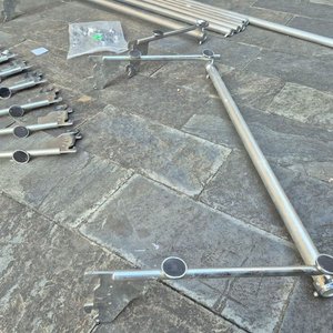 Exhibidores Tubulares Desmontables de Metal Plateado - imagen 2