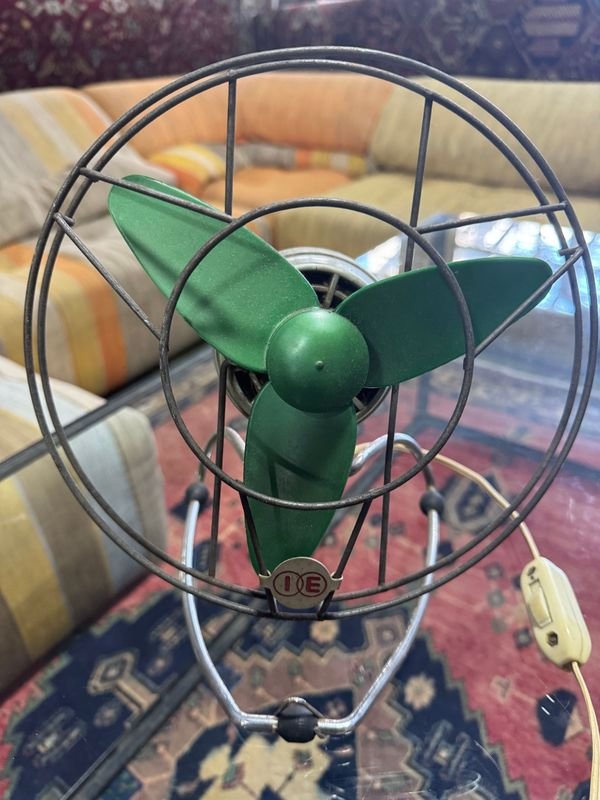 Pequeño ventilador vintage funcionando: Un accesorio de hogar clásico - imagen 3