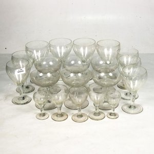 Lote anterior: Juego de 20 Copas Hialinas Talladas con Diseño Floral