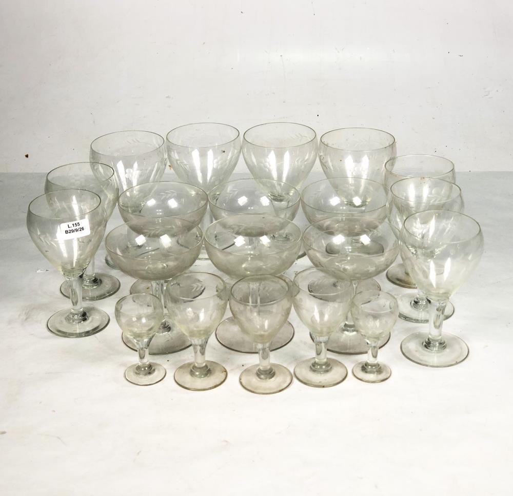 Juego de 20 Copas Hialinas Talladas con Diseño Floral