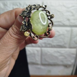 Anillo Vintage con Piedra Verde Ovalada y Detalles de Hojas - imagen 2