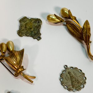 Lote de 6 Piezas: 3 Medallas Religiosas y 3 Prendedores Vintage - imagen 2