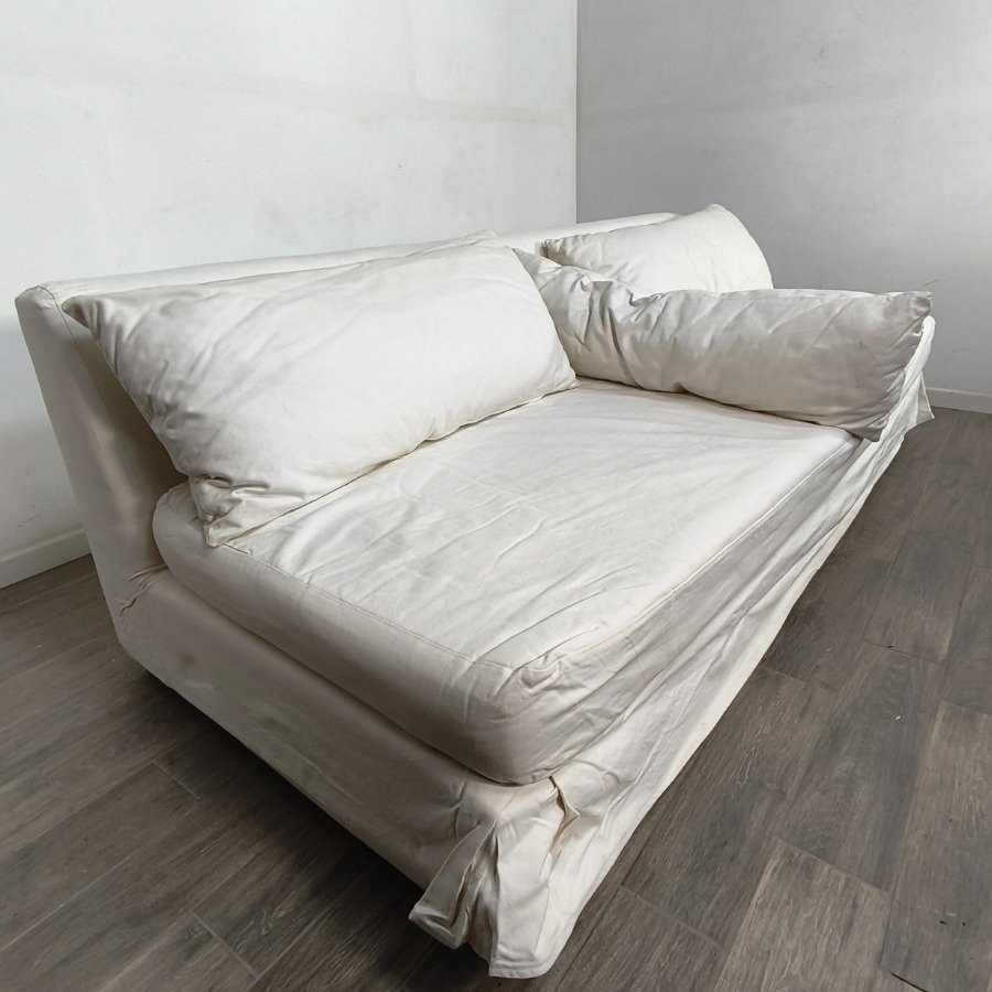 Sillón tipo camastro tapizado en Jean blanco con almohadones y patas de madera - imagen 3