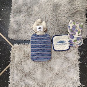 Lote siguiente: Artículos de Baño: Alfombras, Toallas y Bolsa de Agua Caliente