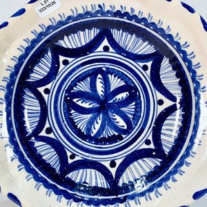 Plato Cerámica Talavera El Carmen Blanco y Azul Decoración Floral 26 cm - imagen 2