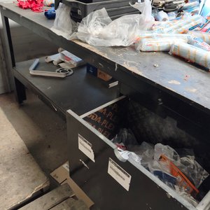 Mesa de Trabajo Industrial con Estructura de Hierro y Estantes de Madera - imagen 2
