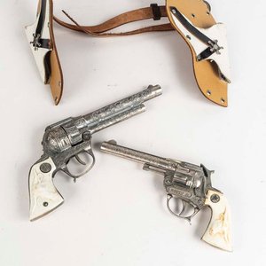 Juego de cowboys compuesto por cinturón con dos cananas y dos revolveres - imagen 2