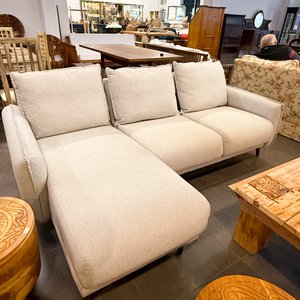 Sofá Seccional Beige y Mesa de Centro Rústica de Madera - imagen 1