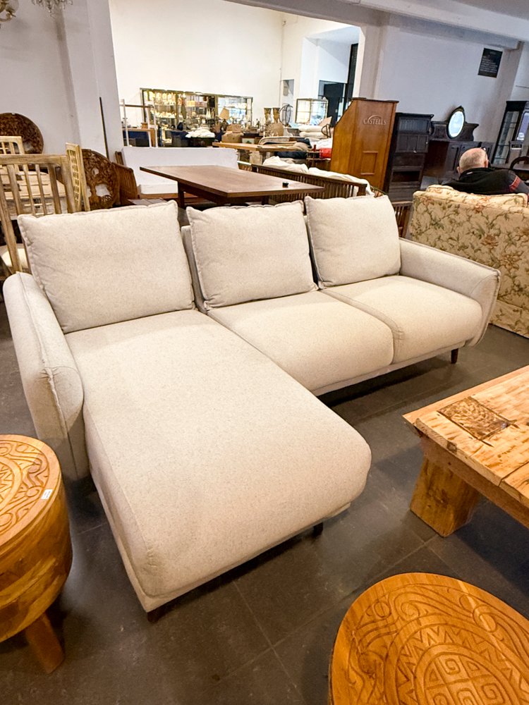 Sofá Seccional Beige y Mesa de Centro Rústica de Madera