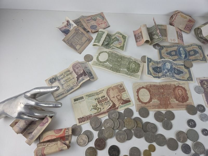 Gran lote de monedas, billetes y medalla conmemorando el centenario de la República Oriental del Uruguay - imagen 6