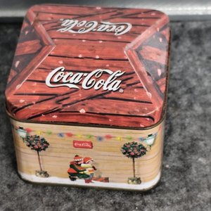 Lata Coca-Cola Decorativa con Vela Aromática Navideña - imagen 4
