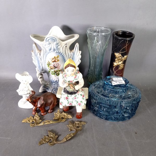 Lote de Adornos: Bombonera Azul, Floreros, Figura de Niña, Elefante y Herrajes de Bronce