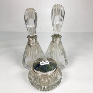 Lote siguiente: Set de Tres Perfumeros y Polvera de Cristal con Detalles Metálicos