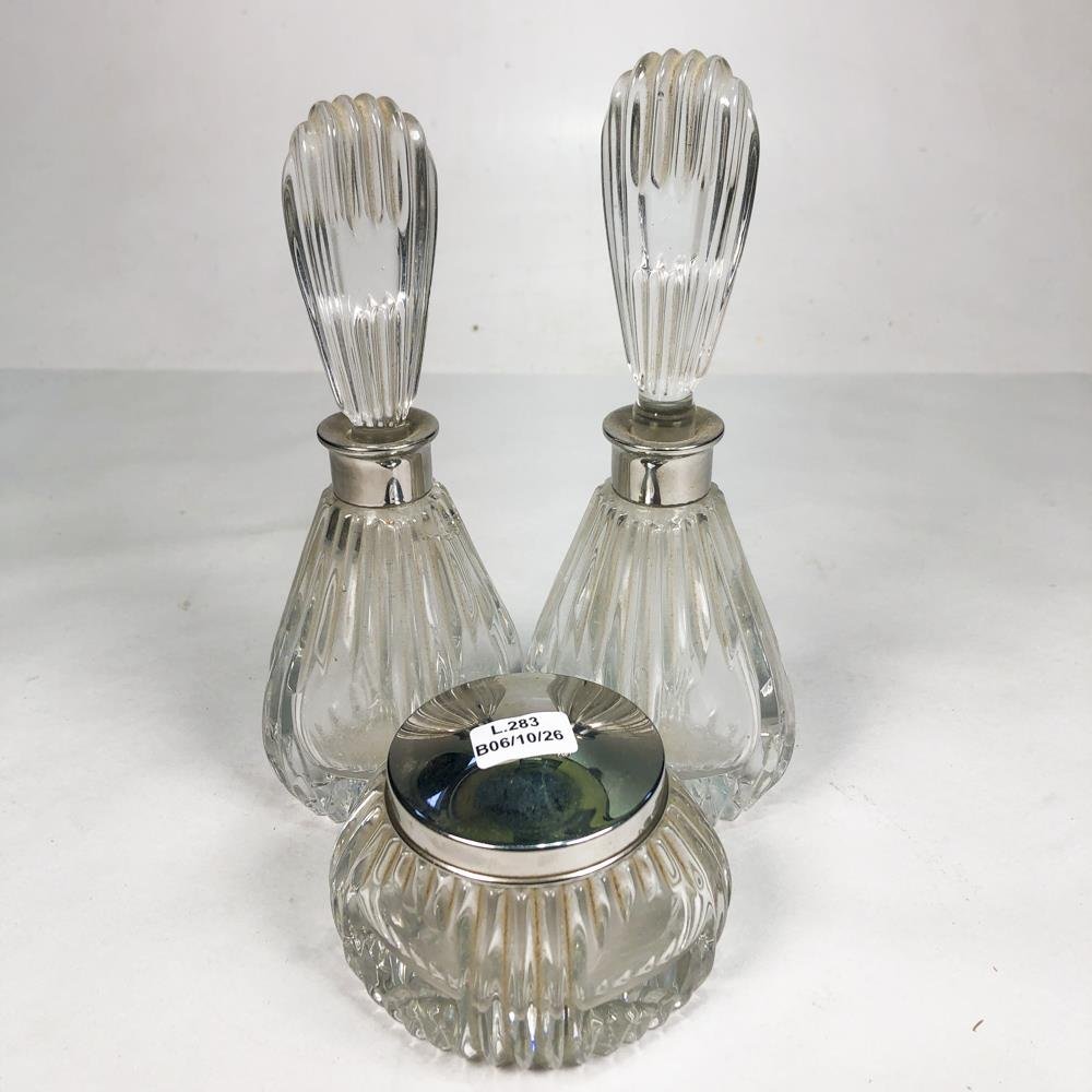 Set de Tres Perfumeros y Polvera de Cristal con Detalles Metálicos