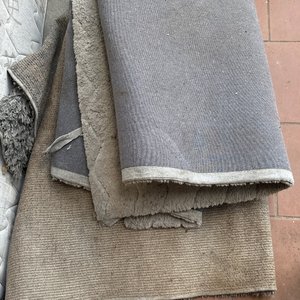 Lote siguiente: Dos Alfombras de Lana y Sintético