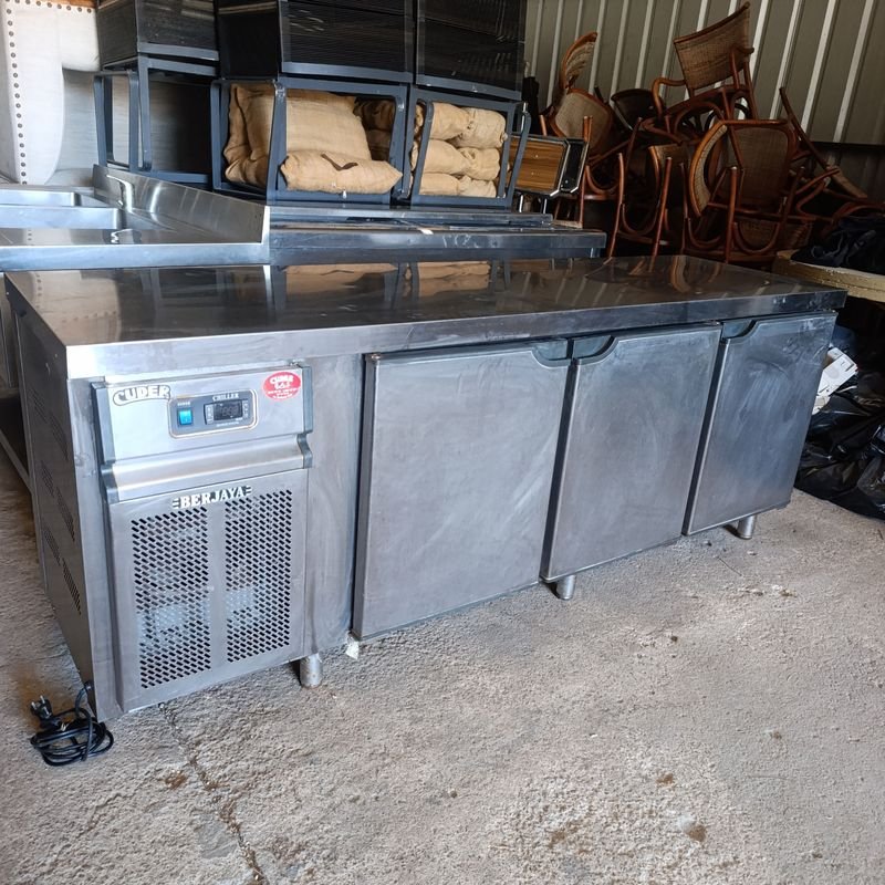 Lote siguiente: Refrigerador Comercial con 3 Puertas Frontales