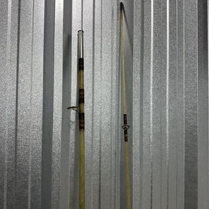 Caña de Pescar de Dos Tramos 243cm con Detalles Dorados y Marrones - imagen 2