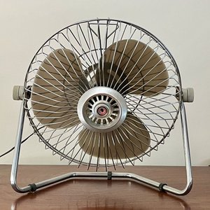 Lote siguiente: Ventilador Vintage de Metal con Base y Soporte para Colgar