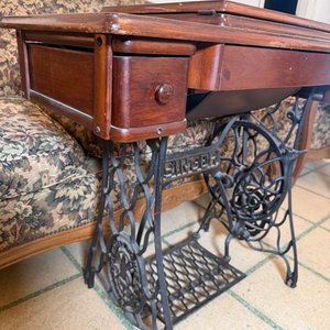 Máquina de Coser Singer Antigua con Mueble de Madera y Hierro Forjado - imagen 9