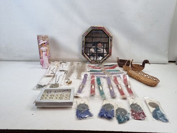 Lote de Bijouterie Contemporánea con Espejo Octogonal y Adornos - imagen 1