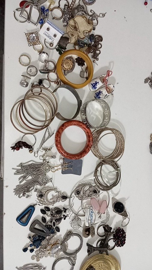 Lote anterior: Variedad de anillos, pulseras, collares y pendientes de estilos diversos
