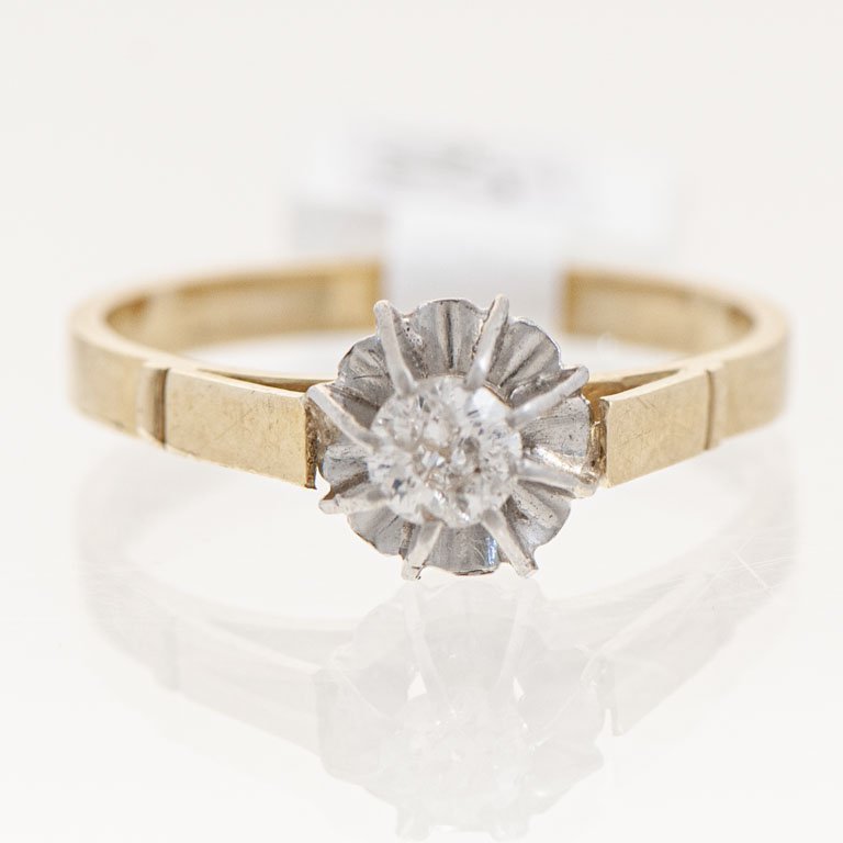 Lote siguiente: Anillo de oro 18k con diamante claro