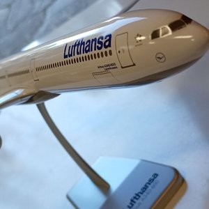 Maqueta Airbus A340-600 Lufthansa Herpa Escala 1/200 con Base - imagen 3
