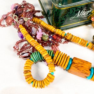 Lote de Bijouterie Variada: Dijes, Collares y Pulseras - imagen 2