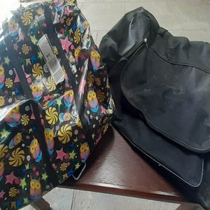 Lote siguiente: Dos Bolsos de Viaje Estampados y Negro