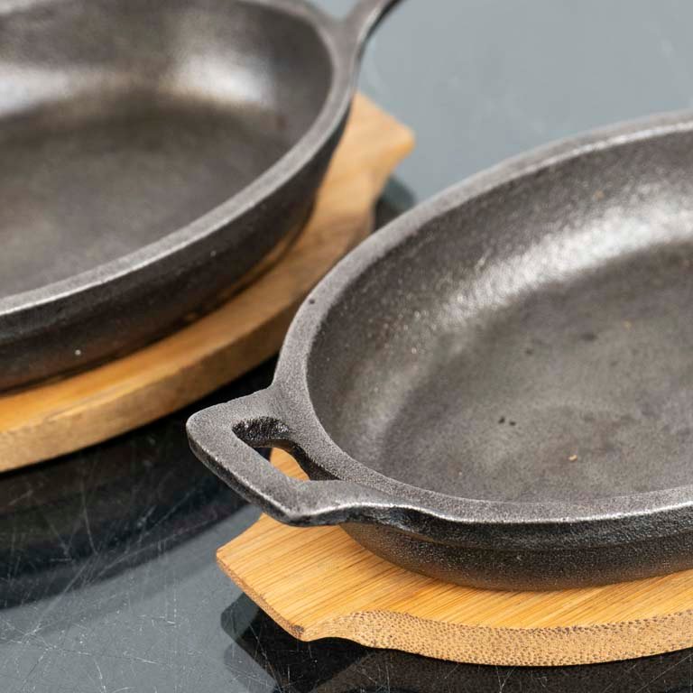 Sartencitas de hierro ovaladas con bandeja de madera - imagen 2