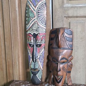 Dos Máscaras Étnicas de Madera Decorativas - imagen 3