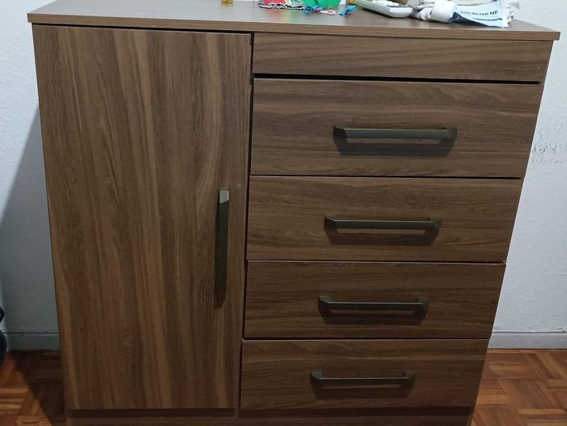 Cajonera de Madera con Cerraduras de Metal