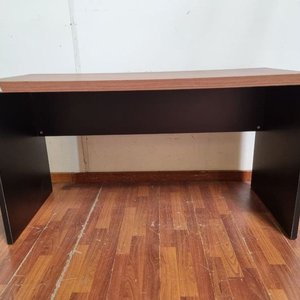 Escritorio Tono Madera y Laterales Oscuros (136x60x75 cm) - imagen 1