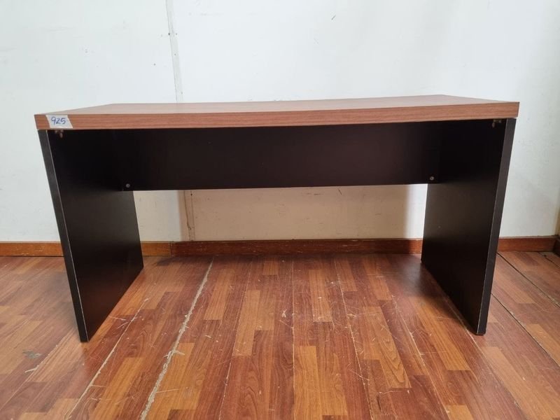 Escritorio Tono Madera y Laterales Oscuros (136x60x75 cm)