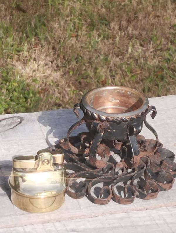 Encendedor de colección dorado con soporte ornamental