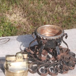 Lote siguiente: Encendedor de colección dorado con soporte ornamental