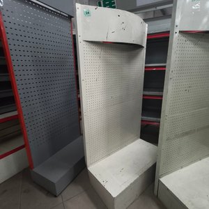 Exhibidor Metálico Blanco con Panel Perforado y Cabecera - imagen 2